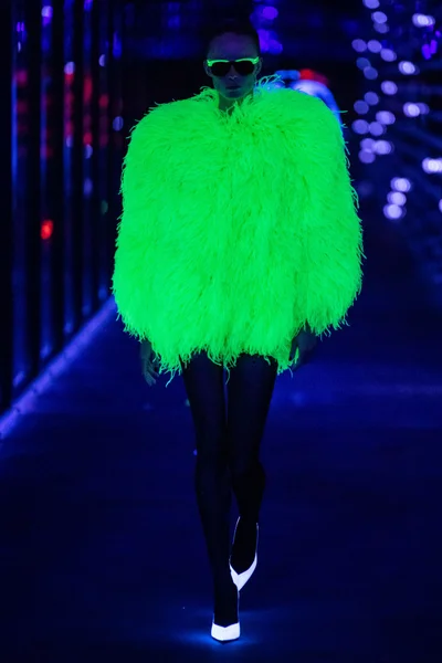 Look 100